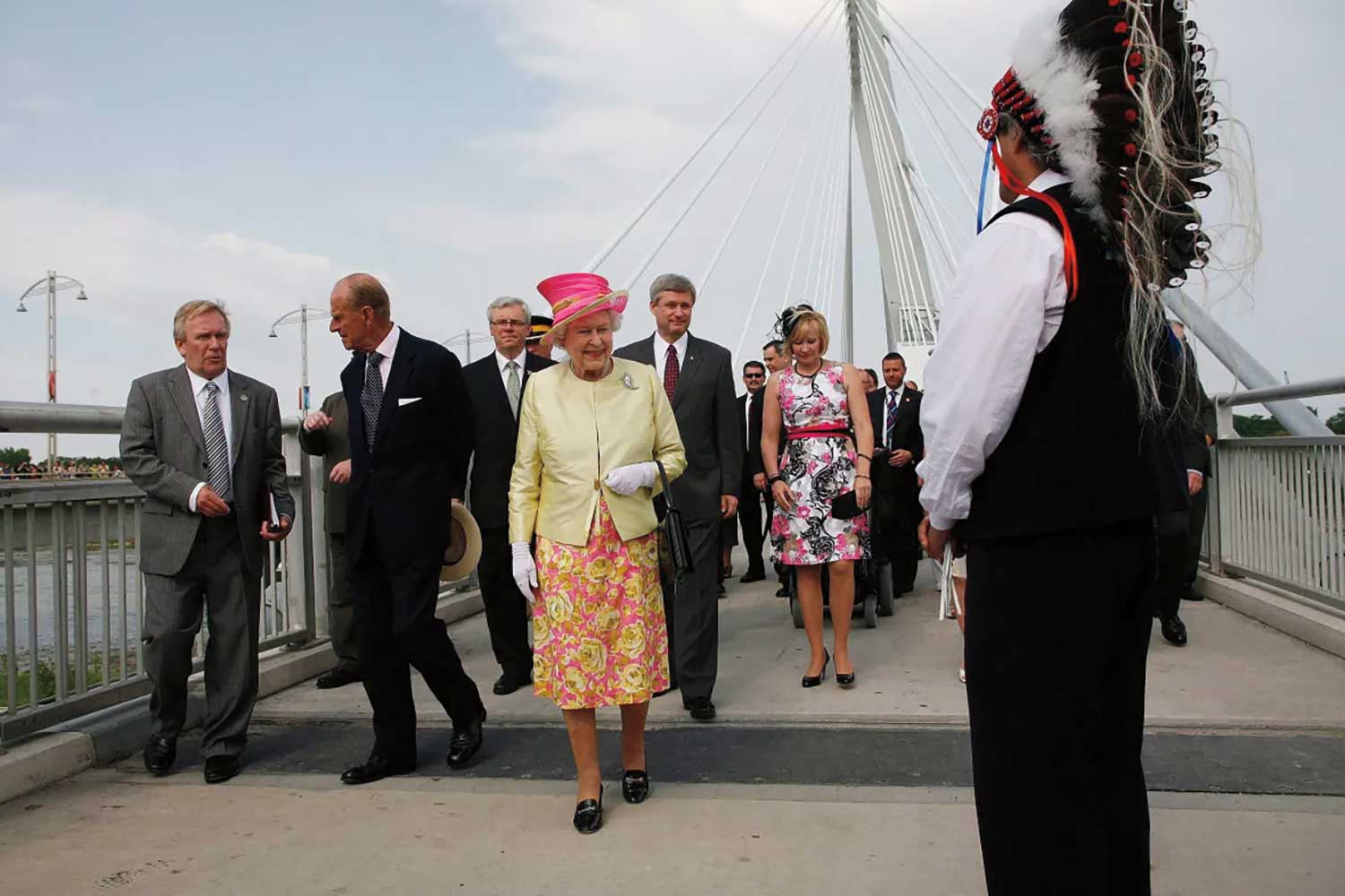 La reine Elizabeth traversant l'Esplanade Riel.